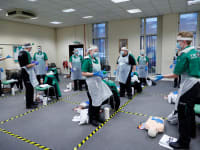 מתנדבים מתאמנים לקראת מבצע החיסון, בדרבי. החיסונים יחלו בשבוע הבא / צילום: Reuters, Lee Smith
