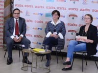 מימין: דפנה ברמלי-גולן (מראיינת), גוליה זוהר וצורי דבוש / צילום: איל יצהר