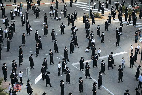 הפגנת חרדים בערד. "אקט של השתלבות "במרחב הישראלי והמשך תהליך הישראליזציה" / צילום: Associated Press, Oded Balilty