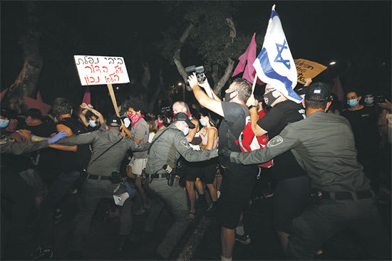 שוטרי מג"ב חוסמים מפגינים בת"א. "כל עם ישראל במחאה הזו" / צילום: Associated Press, Ariel Schalit