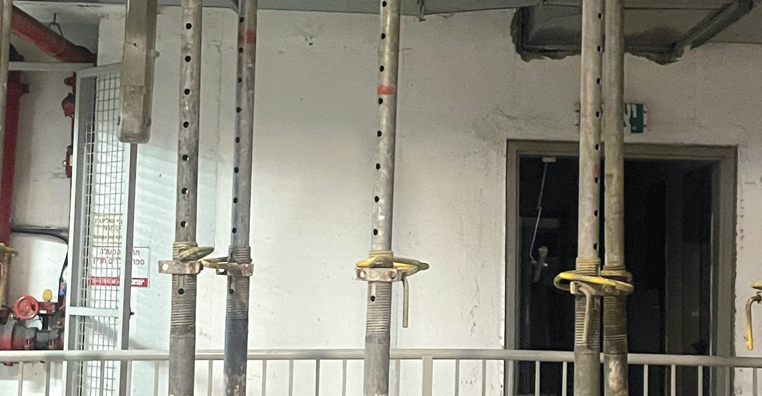 הנכס עדיין בשיפוץ אבל הדיירים התבקשו לחזור אליו. ''ככה מבקשים מאיתנו לנהל שגרת חיים'' / צילום: פרטי