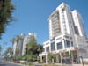 שטחי מסחר מתחת לבניין מגורים בכפר סבא / צילום: Shutterstock