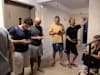תושבים בתל אביב בחדר המדרגות לאחר השמעת האזעקה עם פתיחת המתקפה באיראן / צילום: Reuters, Itay Cohen