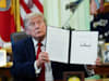 דונלד טראמפ חותם על המכסים / צילום: Reuters, Aaron Schwartz
