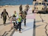 צוותים רפואיים מפנים פצוע לקבלת טיפול לאחר הפיצוץ בצפון, היום / צילום: ap