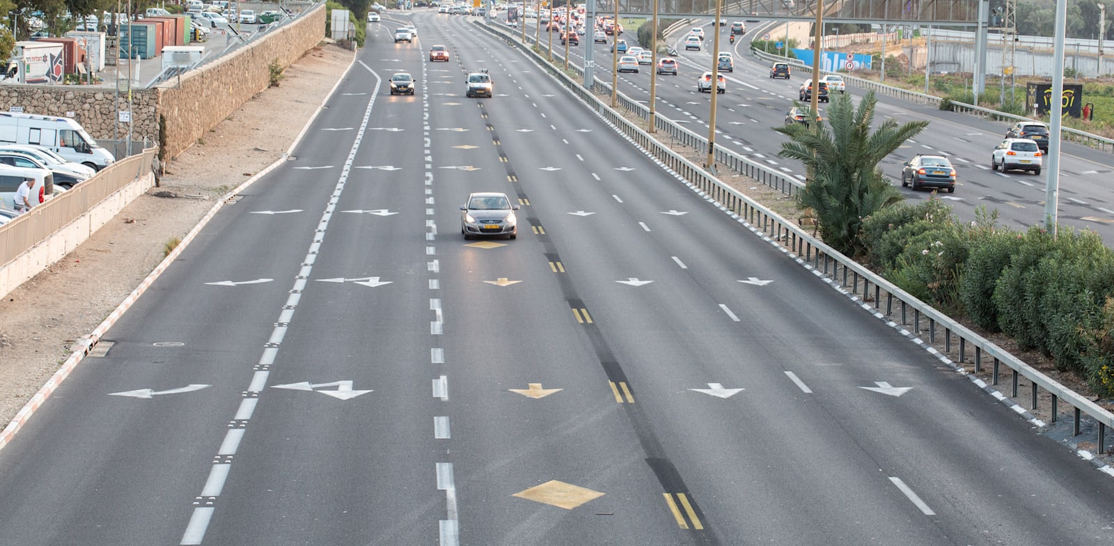 נתיב תחבורה ציבורית בכביש החוף / צילום: מעיין סלע