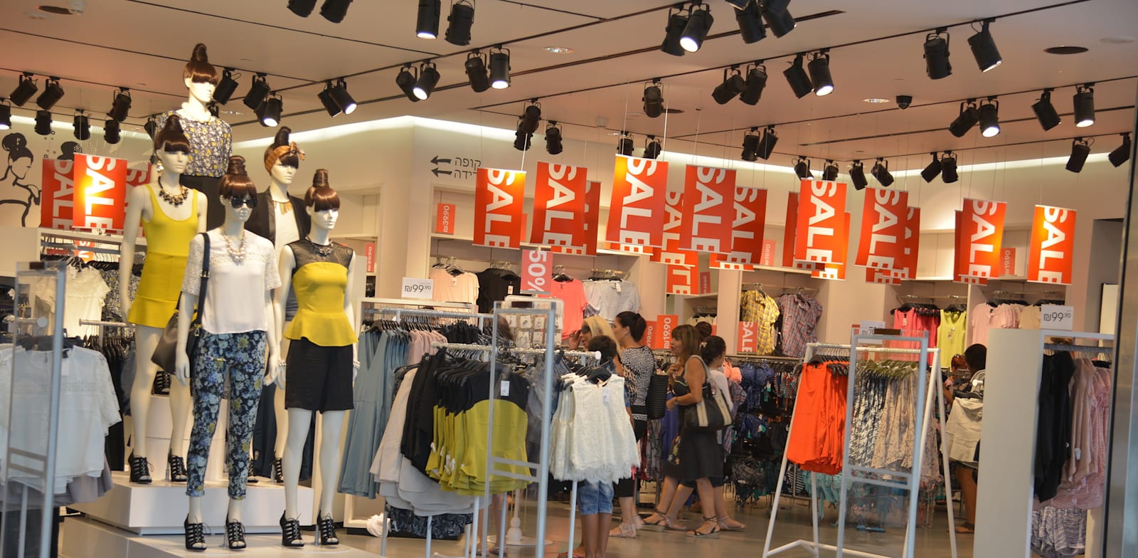 הישראלים נשארו בארץ, ורווחי חברות האופנה נסקו / צילום: תמר מצפי