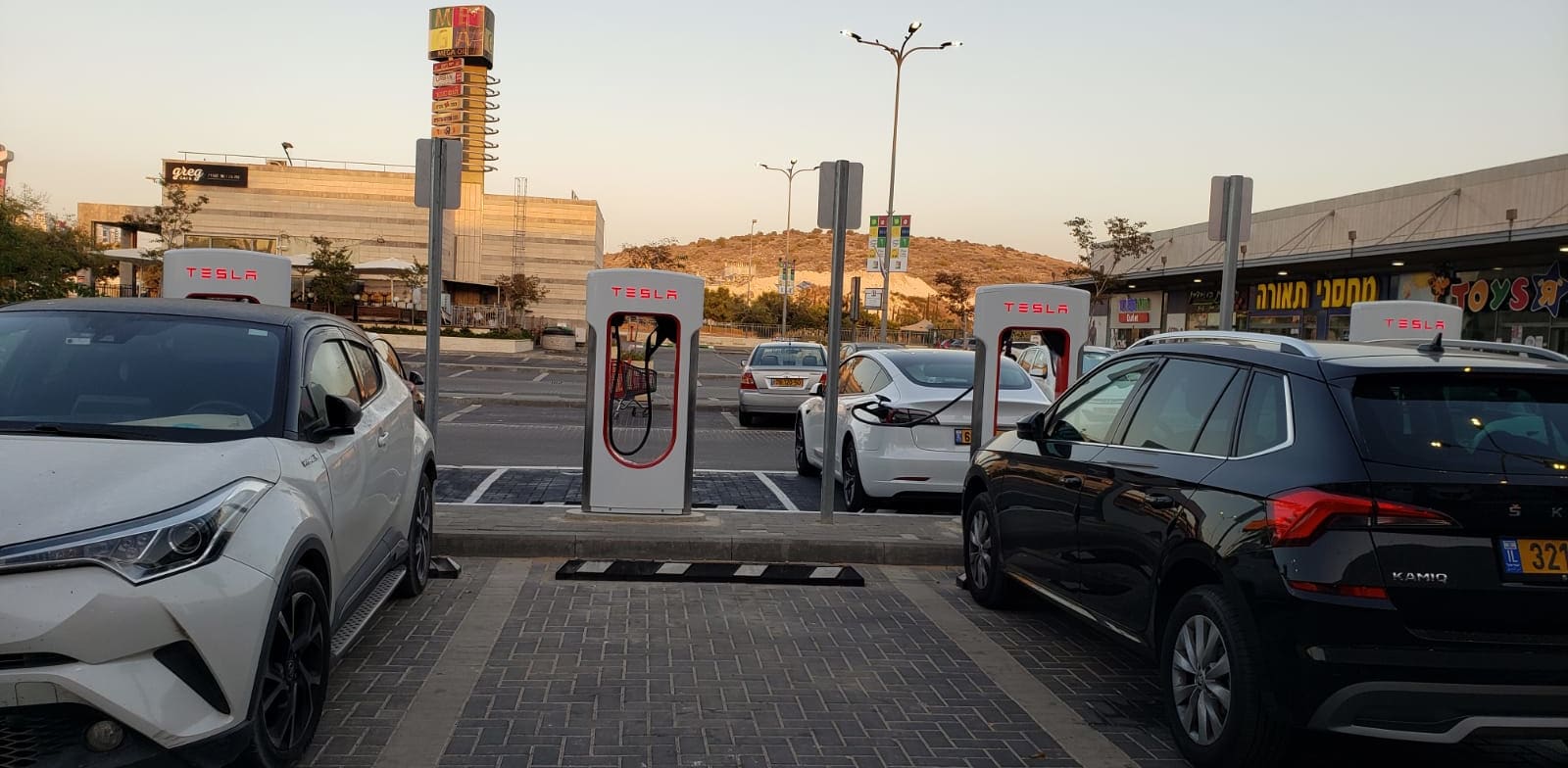 תחנת טעינה לרכבים חשמליים באזור התעשייה ישפרו במודיעין / צילום: דלית אייזק לויתן