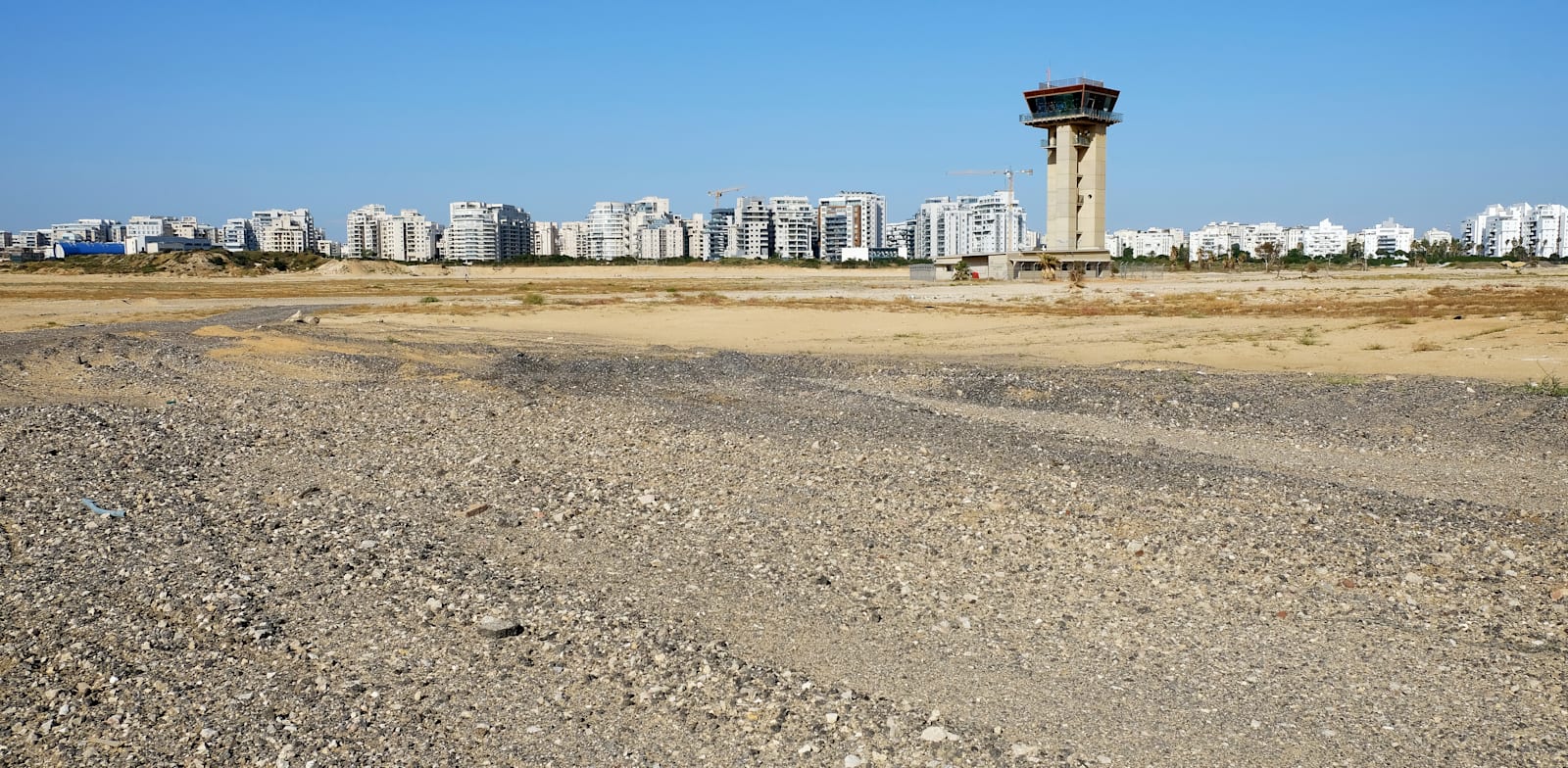 הגוש הגדול בשדה דב / צילום: איל יצהר