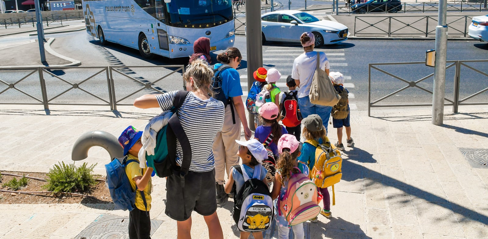 ילדים חוצים את הכביש בצומת פת, ירושלים / צילום: רפי קוץ