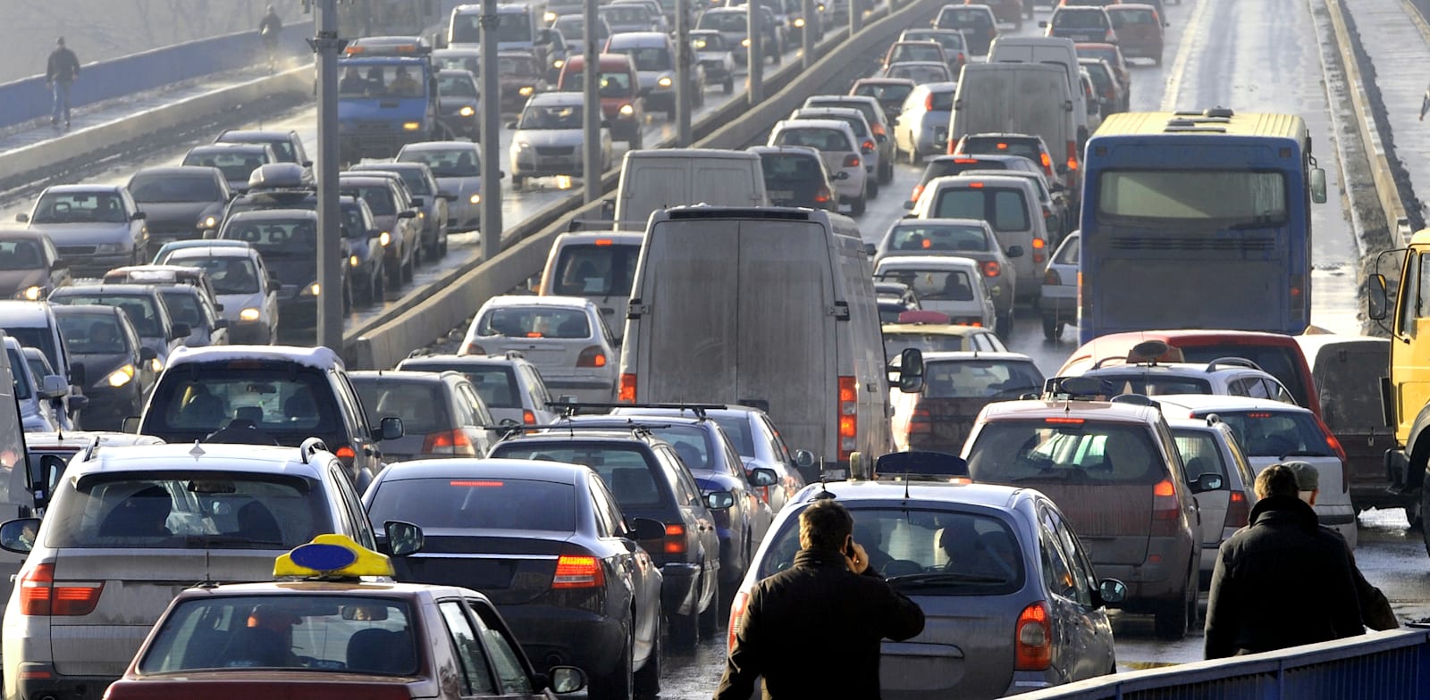 עובד שלא מחזיק ברכב פרטי מוותר על כ־2,500 שקל בחודש / אילוסטרציה: Shutterstock, bibiphoto