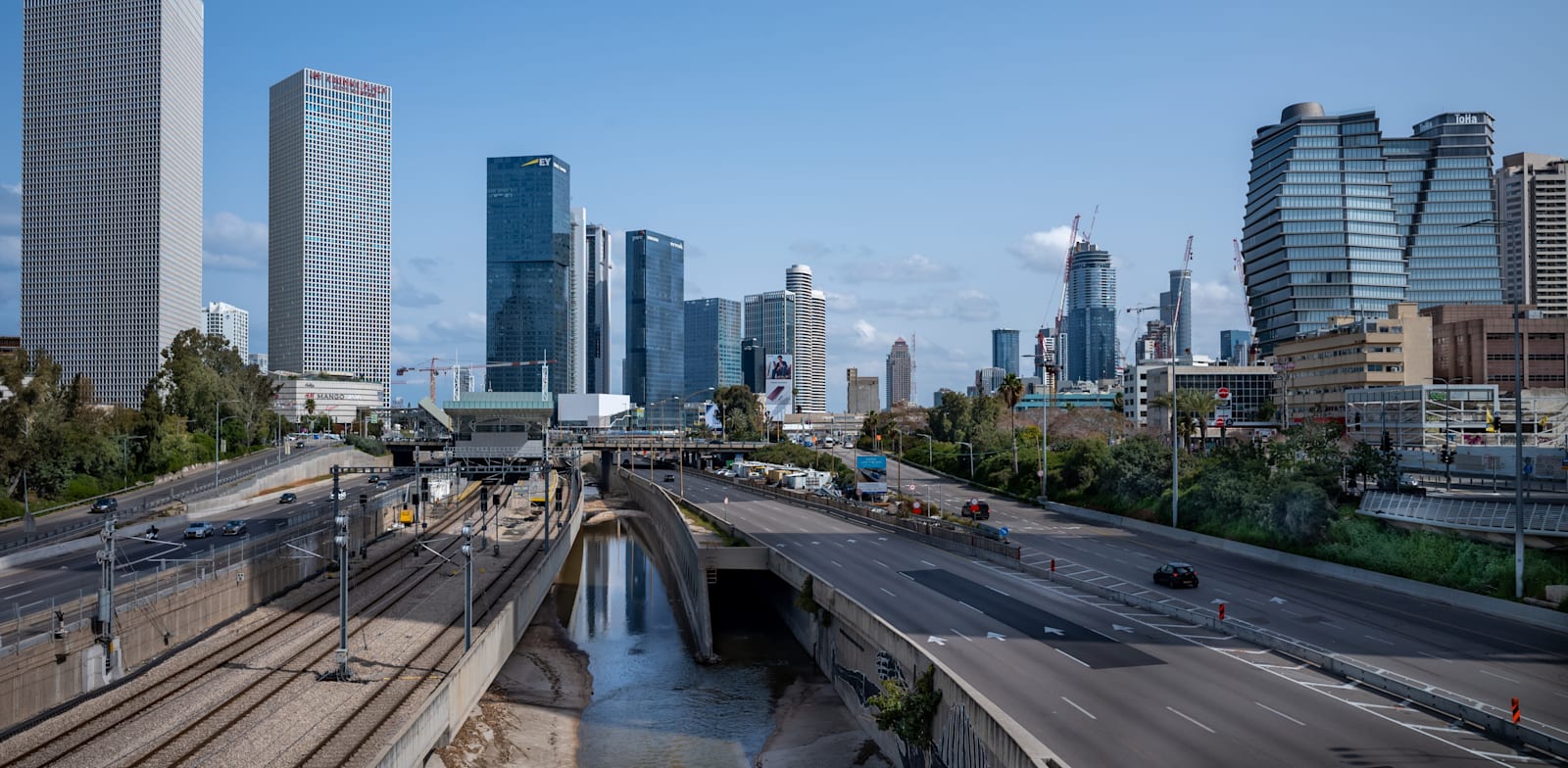 מגדלי משרדים בכניסה לתל אביב / צילום: Shutterstock