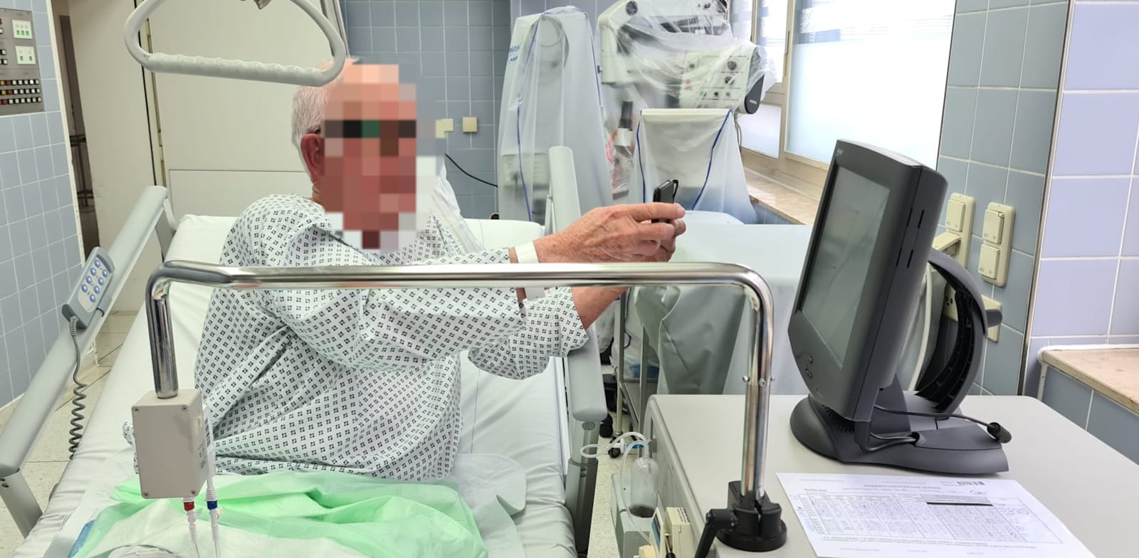 פציינט במהלך טיפול מתעד את מסך מכשיר הסינרגו / צילום: מדיקל אנטרפרייזס