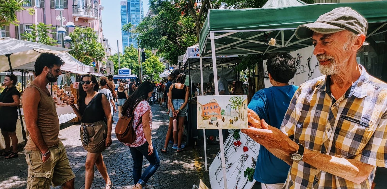 איגור קבישר בדוכן הציורים שבנחלת בנימין / צילום: רות עפרוני