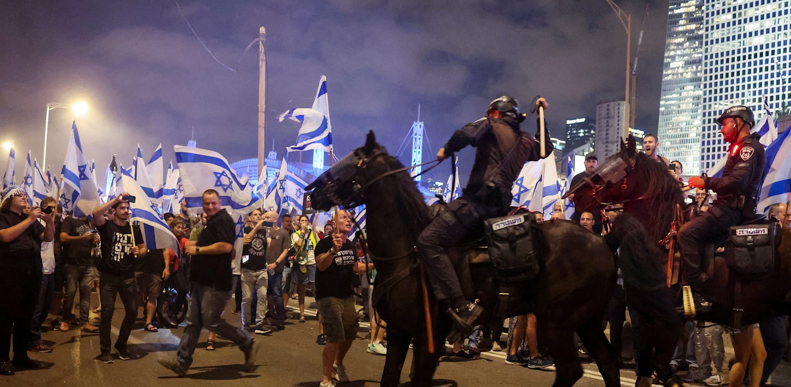 כוחות משטרה ומפגינים בנתיבי איילון, הערב / צילום: Reuters, NIR ELIAS