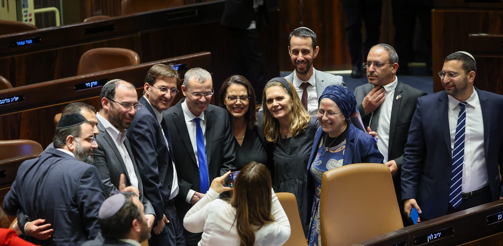 חברי הקואליציה מצטלמים אחרי אישור החקיקה לביטול עילת הסבירות / צילום: נועם מושקוביץ', דוברות הכנסת