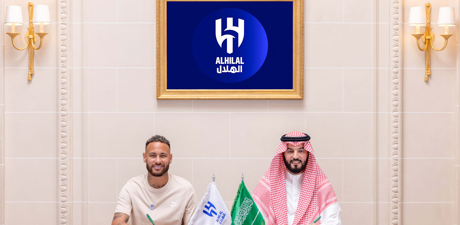 ניימאר (משמאל) ונשיא אל–הילאל פהד בן נפל. חתם לשנתיים / צילום: Reuters, AlHilal Saudi Club / Handout