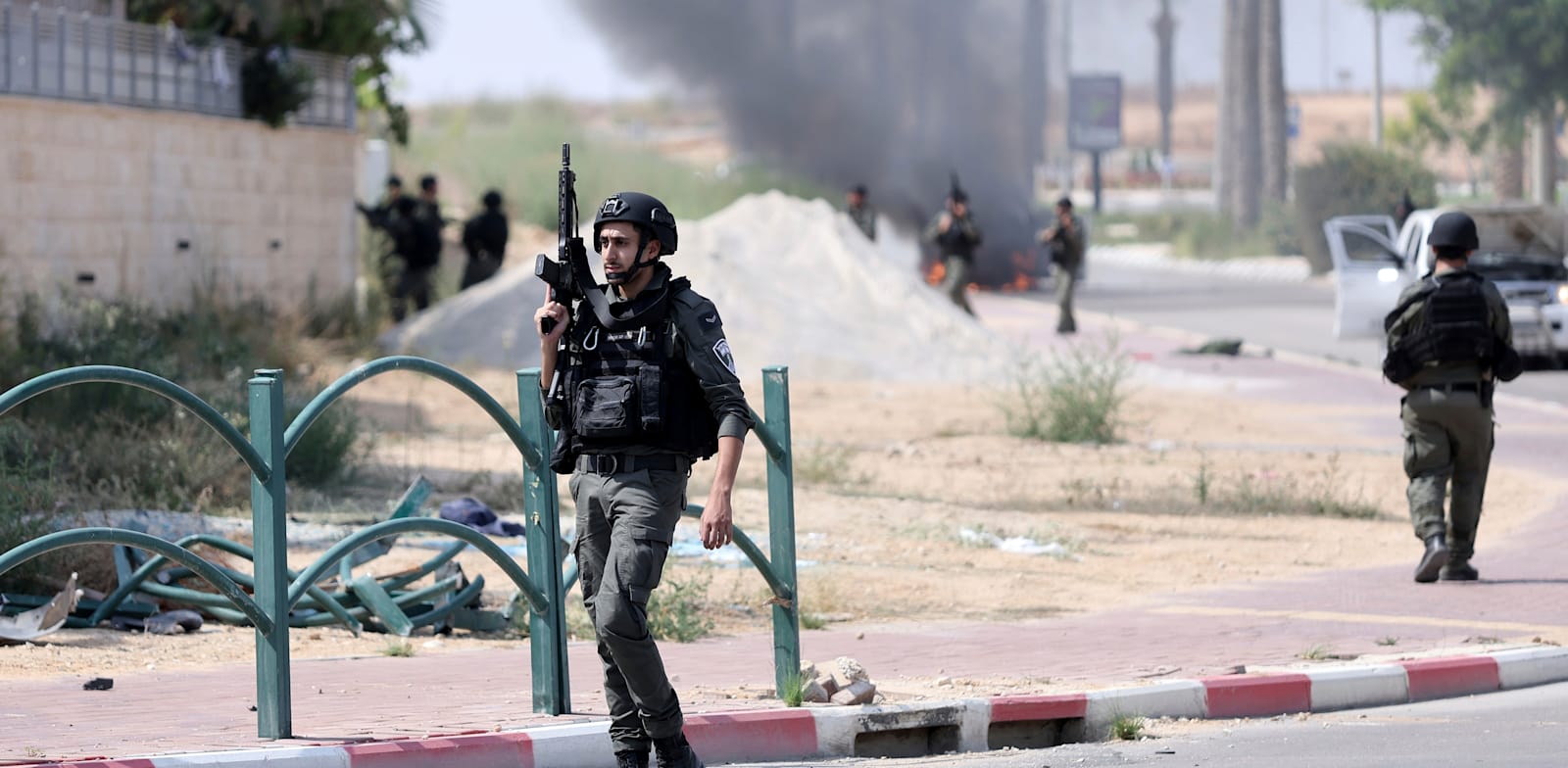 חיילי צה''ל מחוץ לאופקים / צילום: ap, Ilan Assayag