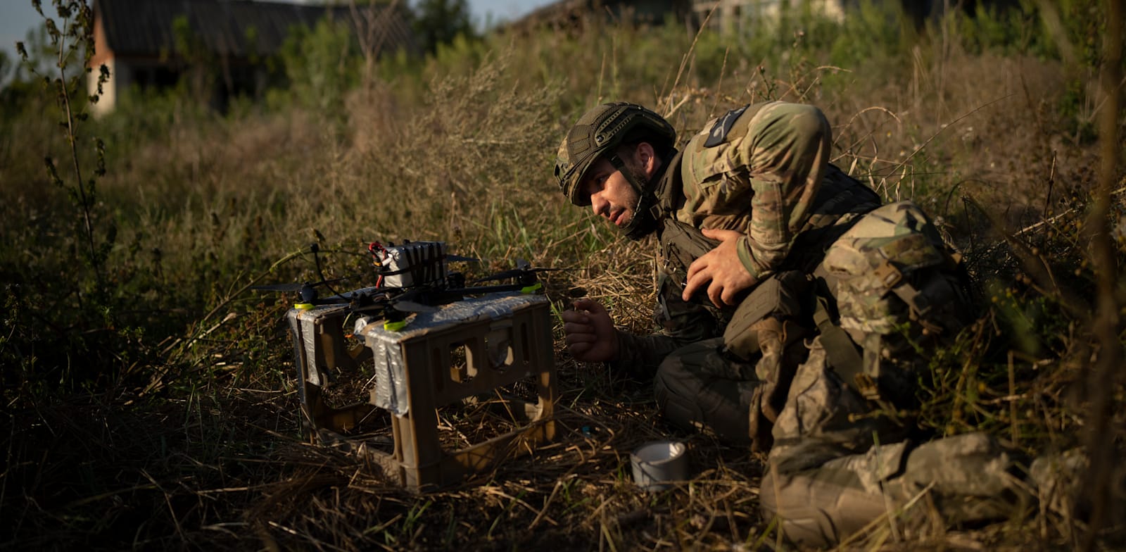 חייל אוקראיני מתכונן לשיגור רחפן / צילום: Associated Press, Matt Rourke