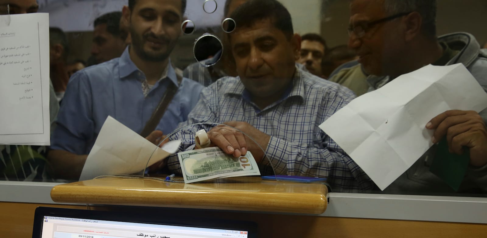 חלוקת כספים מקטאר בעזה / צילום: ap, Adel Hana