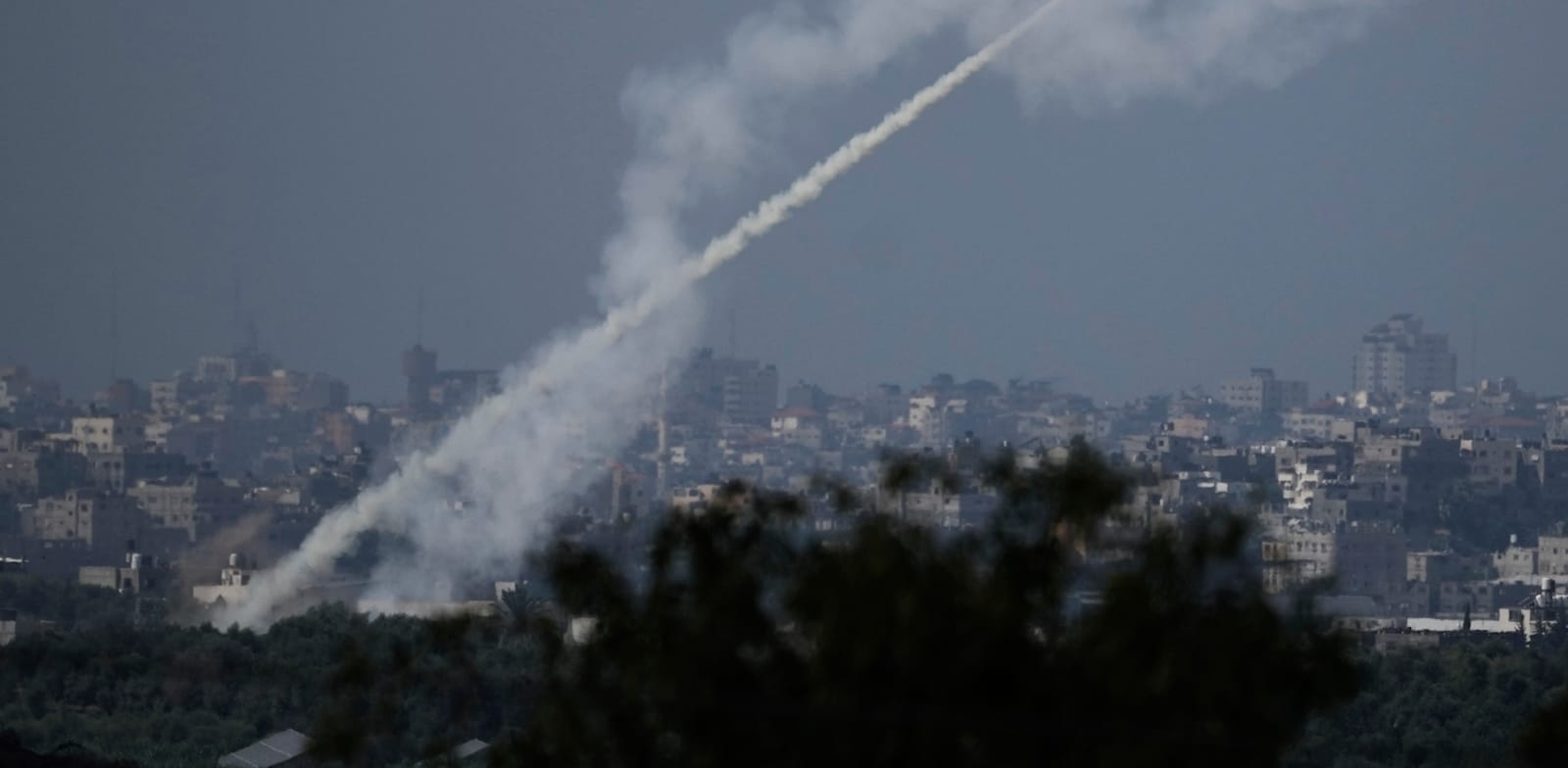 שיגור רקטה מעזה לעבר ישראל / צילום: ap, Leo Correa