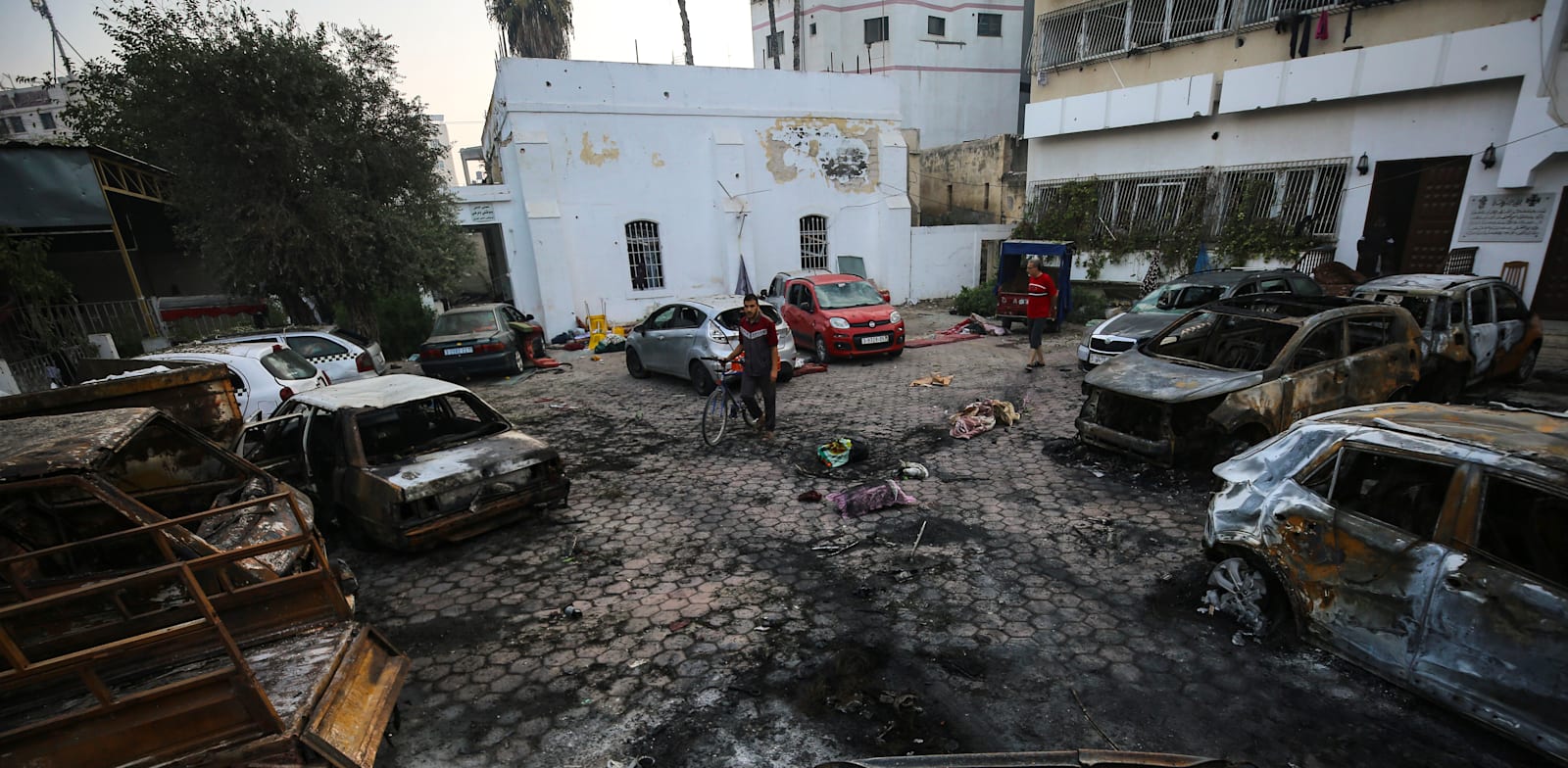 אזור החניה ליד בית החולים העזתי, בו התפוצצה הרקטה