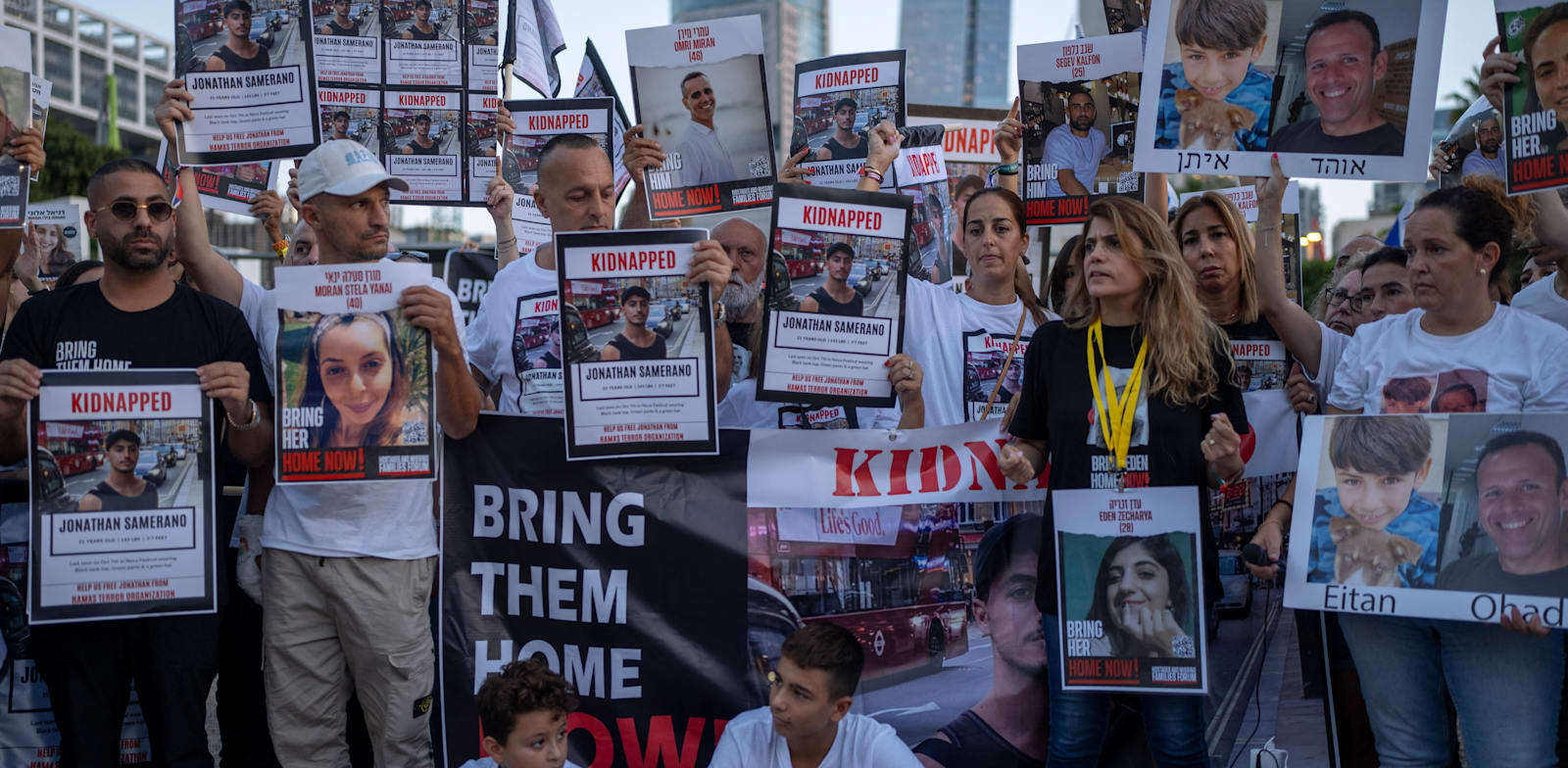 משפחות החטופים מול הקריה בתל אביב / צילום: ap, Ohad Zwigenberg