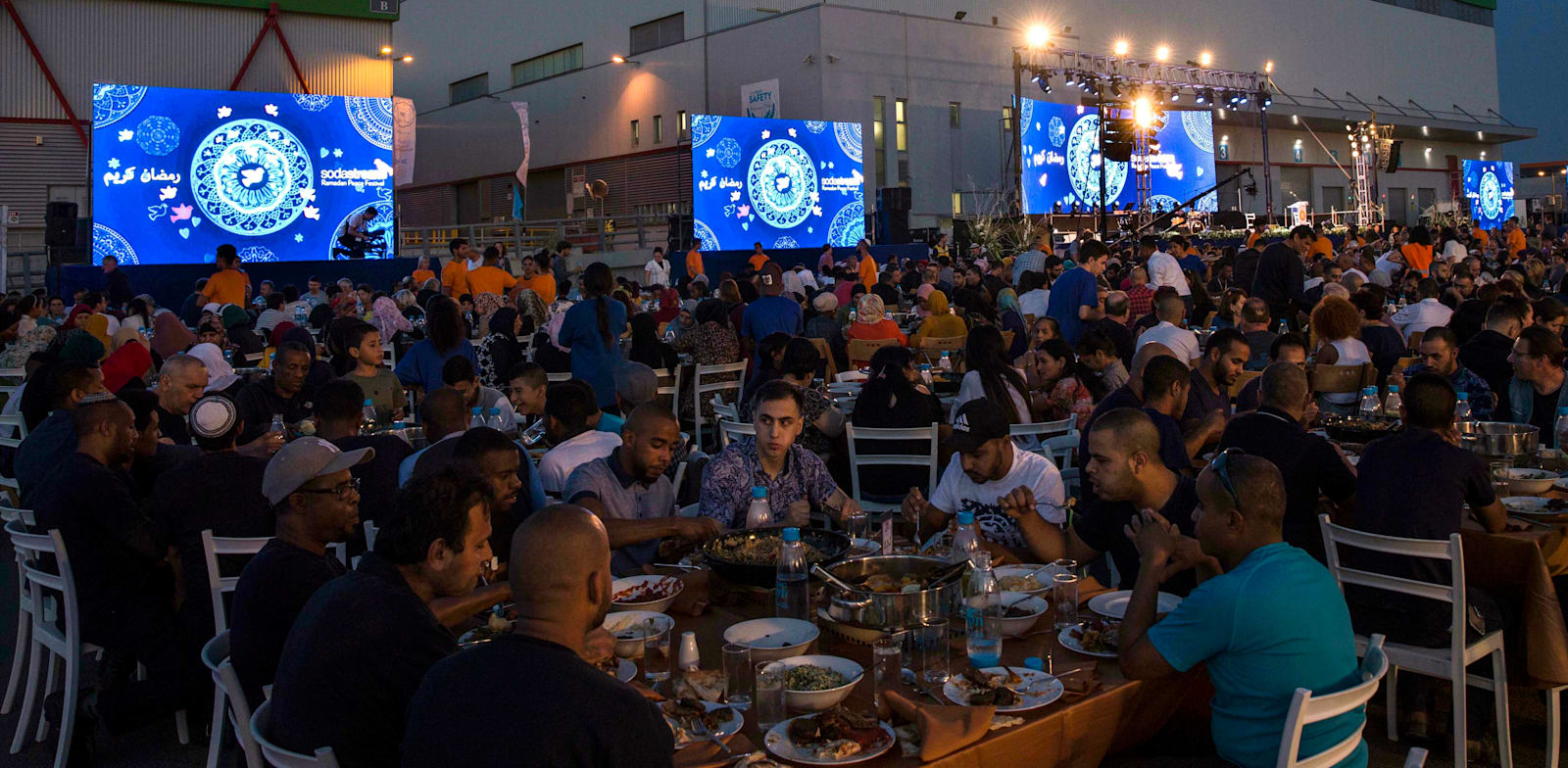 בדואים, יהודים ופלסטינים משתתפים בארוחת שבירת צום הרמדאן, ב־2019 / צילום: ap, Tsafrir Abayov