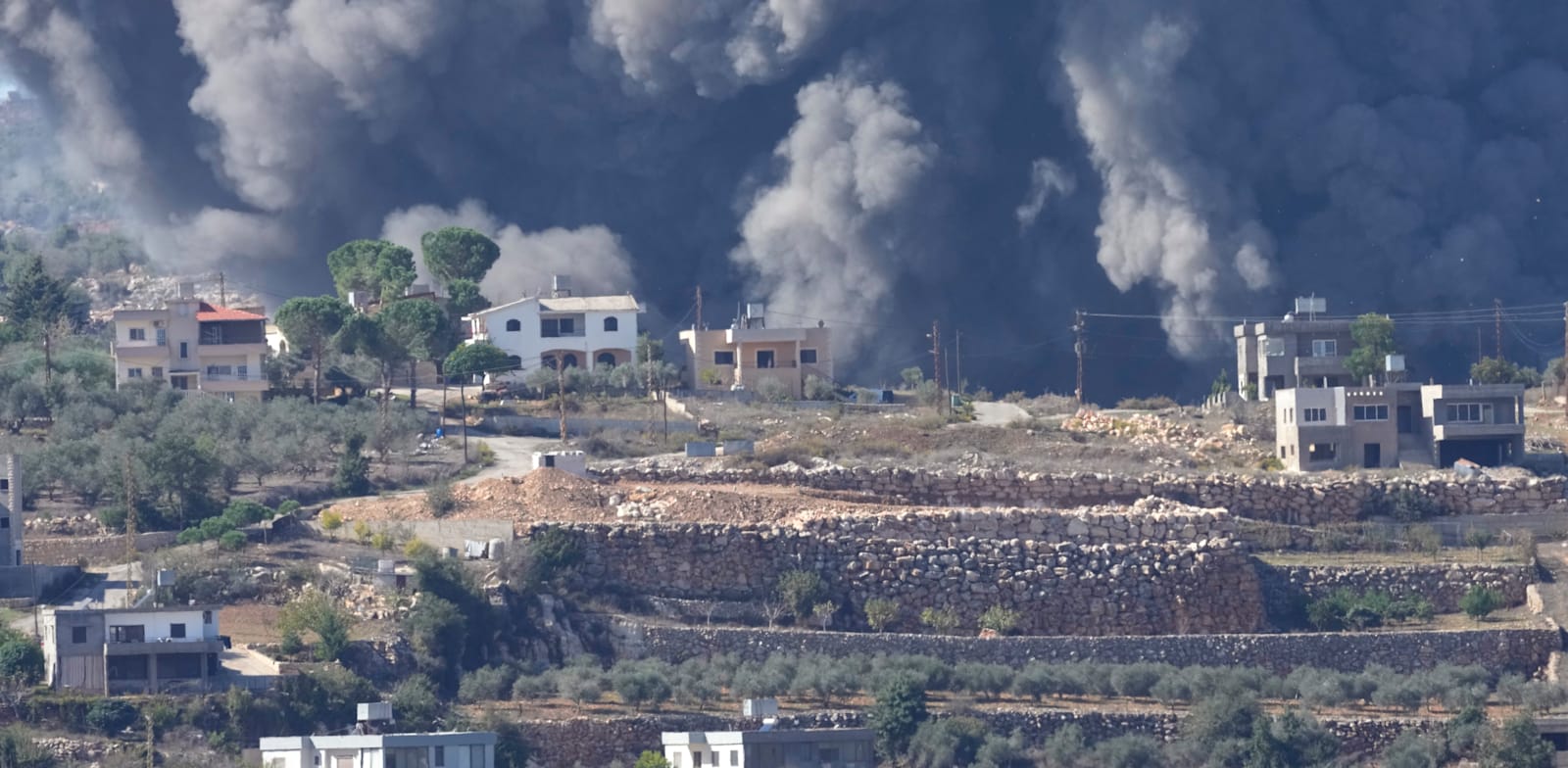 תקיפות צה''ל בגבול לבנון כתגובה על ירי על מוצביהם / צילום: ap, Hussein Malla