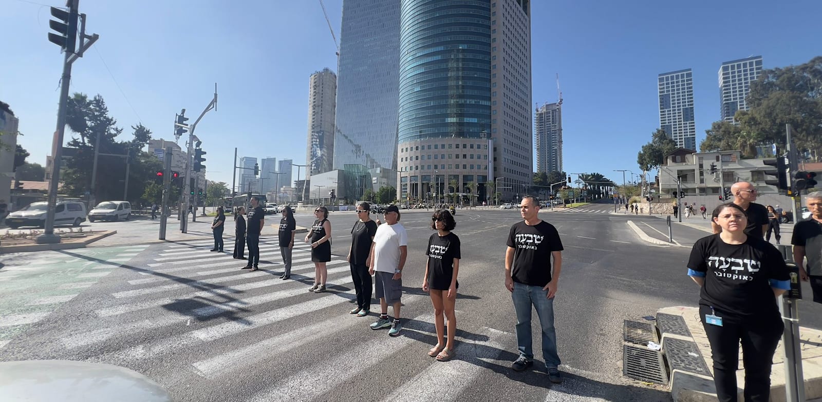 דקה דומייה, כיכר הדמוקרטיה, תל אביב. 30 יום לשבת השחורה / צילום: אבי בנון