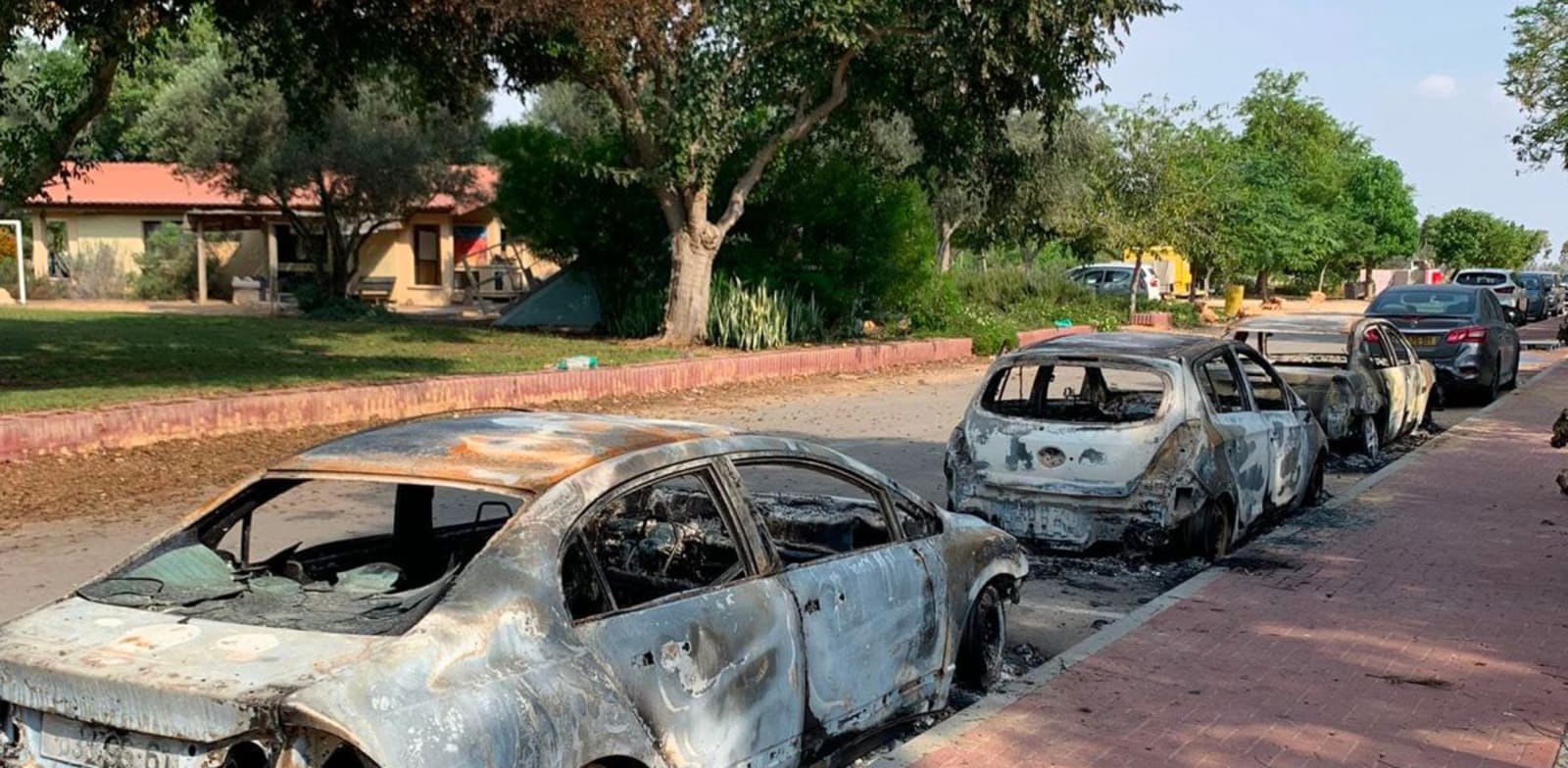 מכוניות שרופות בקיבוץ חולית אחרי מתקפת ה-7 באוקטובר / צילום: תמונה פרטית