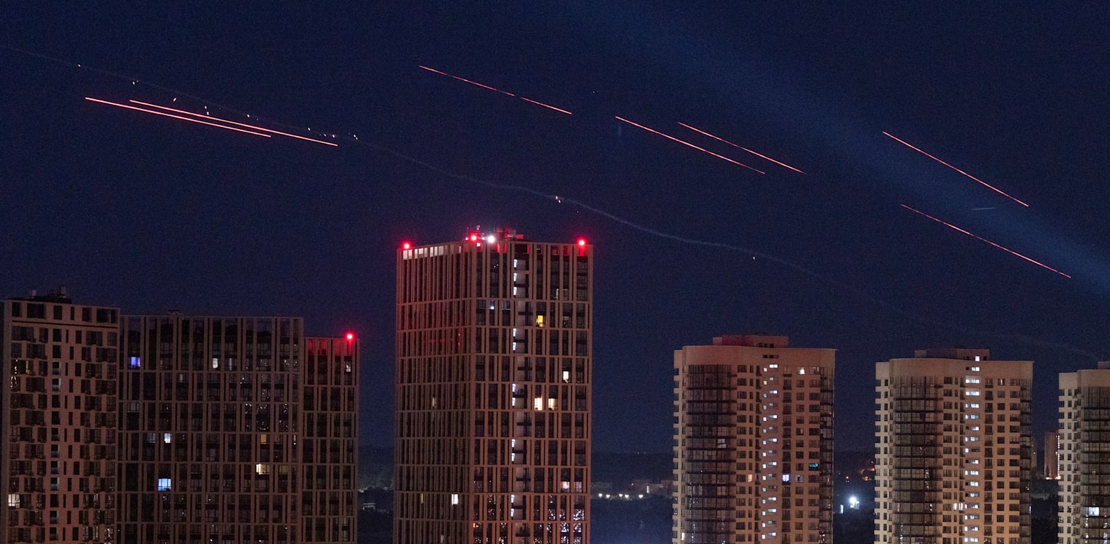 מערכות הגנה אוויריות אוקראיניות פועלות בשמי קייב אל מול רחפנים מתאבדים מרוסיה / צילום: ap, Evgeniy Maloletka