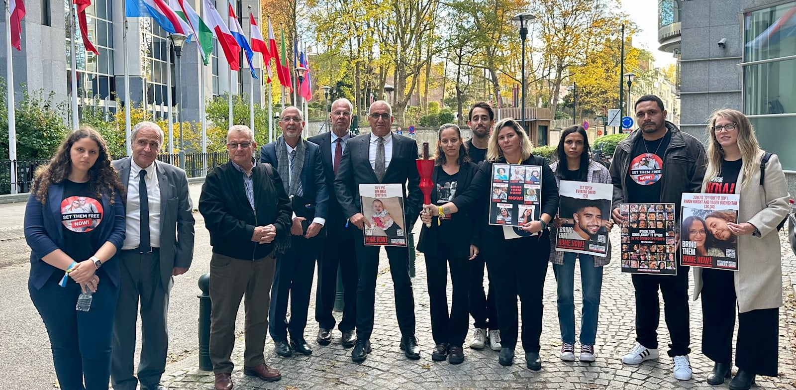 דודי זלמנוביץ (במרכז התמונה) עם משלחת משפחות של חטופים לאיחוד האירופי בבריסל / צילום: פרטי