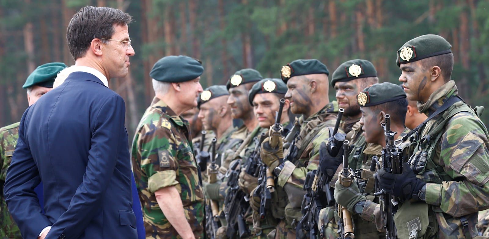 ראש ממשלת הולנד, מארק רוטה, בביקור בבסיס צבא הולנד / צילום: Reuters, INTS KALNINS