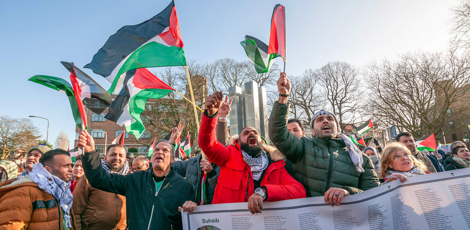 מפגינים פרו-פלסטינים מחוץ לבית הדין בהאג, ביום שישי / צילום: Reuters, Charles M. Vella / SOPA Images/Sipa USA -