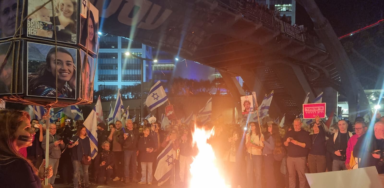 מפגינים מבעירים מדורה על האיילון / צילום: גלובס