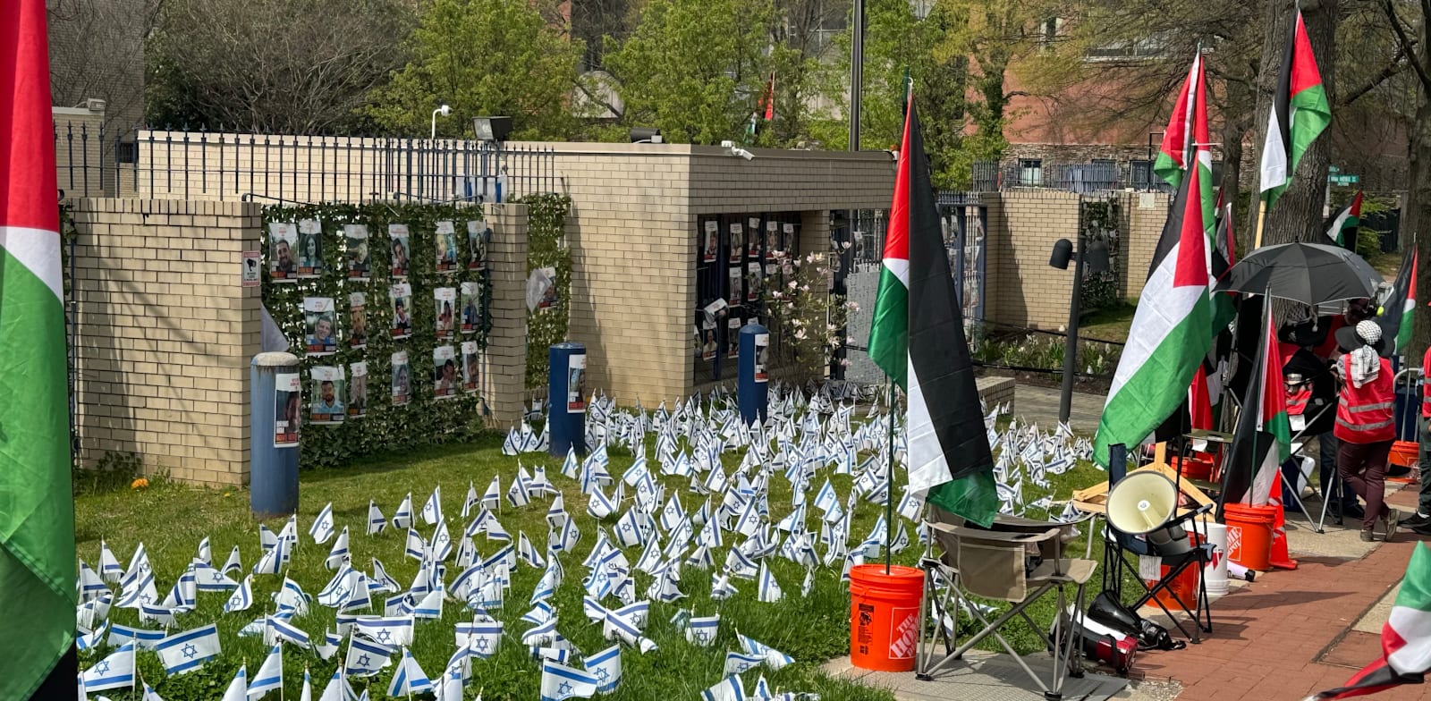 דגלים פלסטיניים בחזית שגרירות ישראל בוושינגטון, ומגאפונים פולטים את יבבות הסירנות ללא הפסקה / צילום: יואב קרני