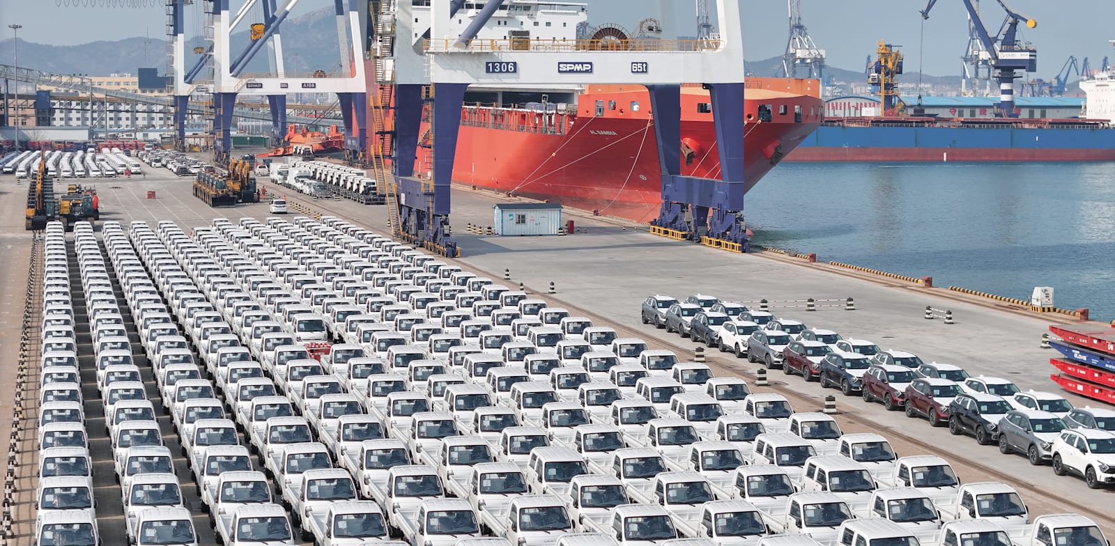 רכבים ליצוא בנמל בסין / צילום: Reuters