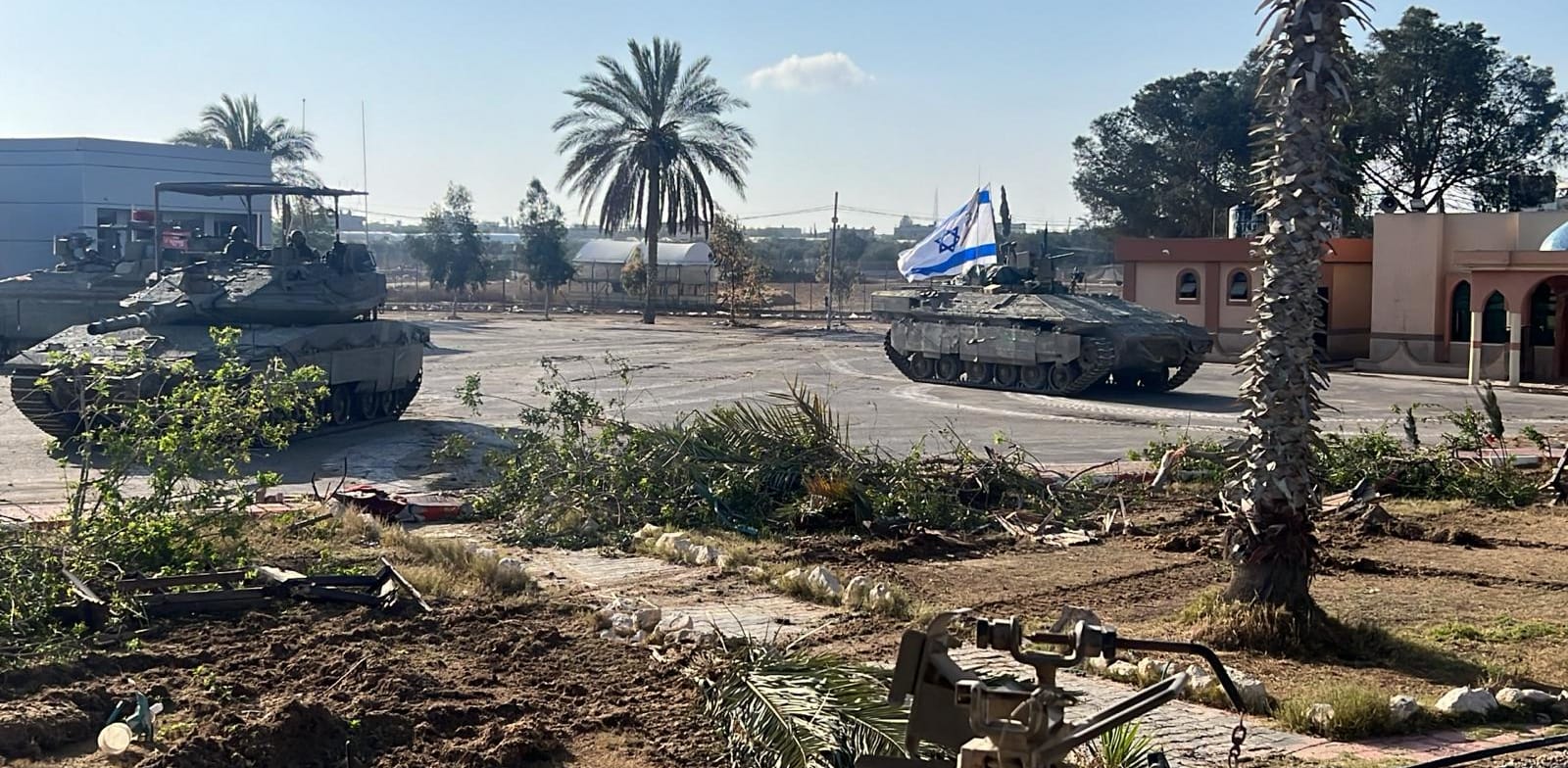 טנק ישראלי בצד העזתי של מעבר רפיח / צילום: דובר צה''ל