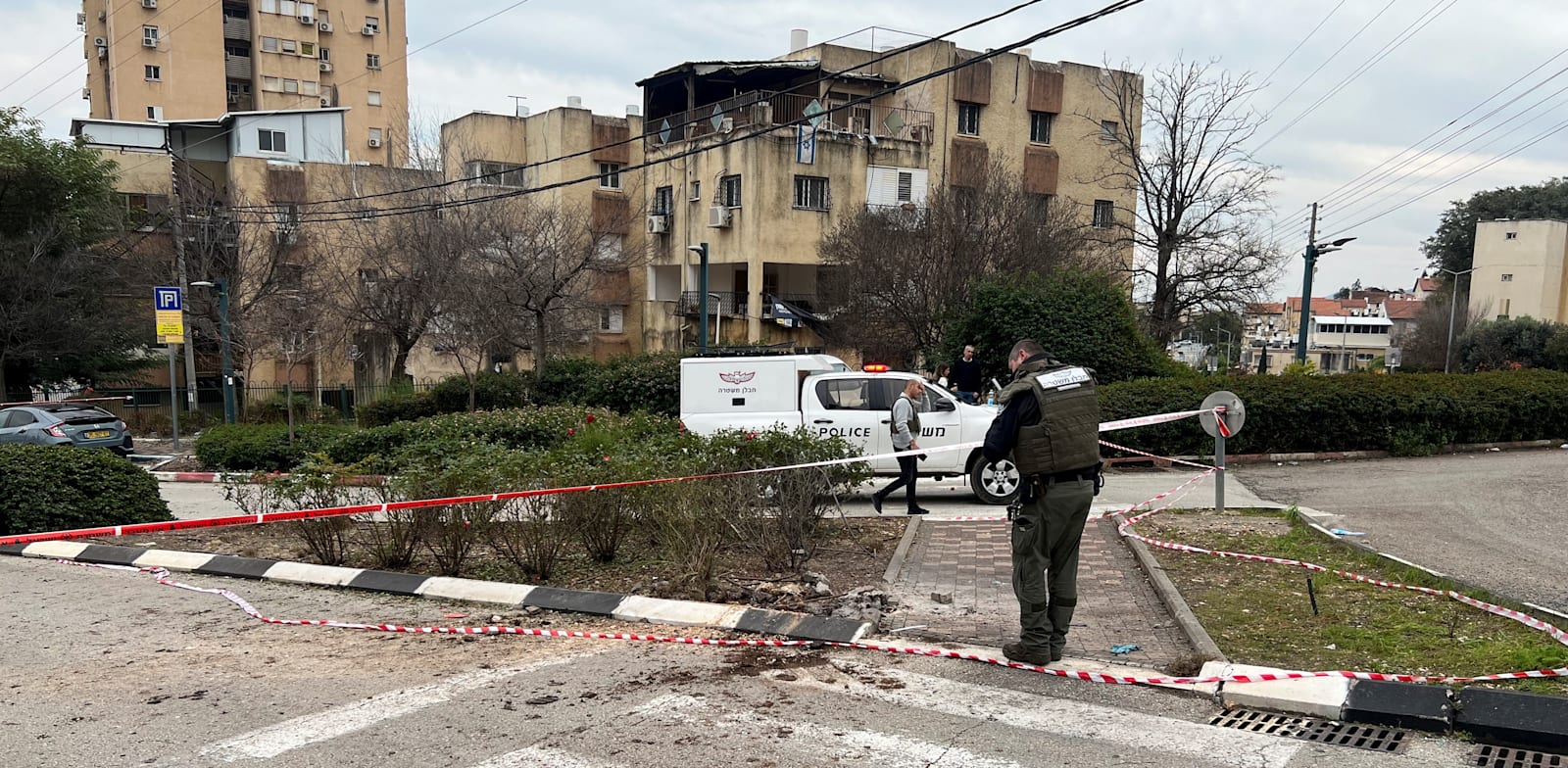 זירה שבה נפל טיל בקריית שמונה / צילום: Reuters, AVI OHAYON