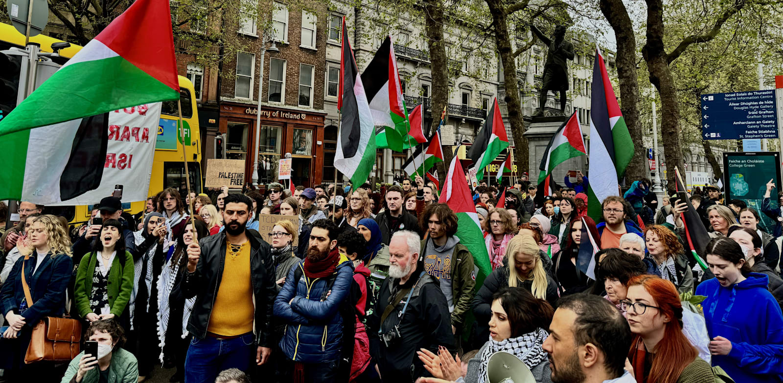 הפגנה פרו־פלסטינית בטריניטי קולג' בדבלין, ביום שבת האחרון / צילום: Reuters, Mostafa Darwish