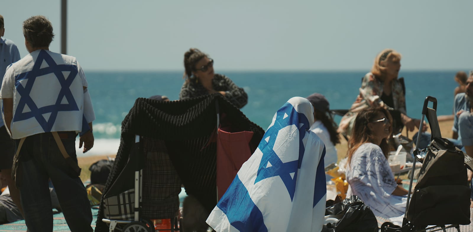 יום העצמאות בחוף בתל אביב השנה. חגגו פחות / צילום: Associated Press, Ohad Zwigenberg