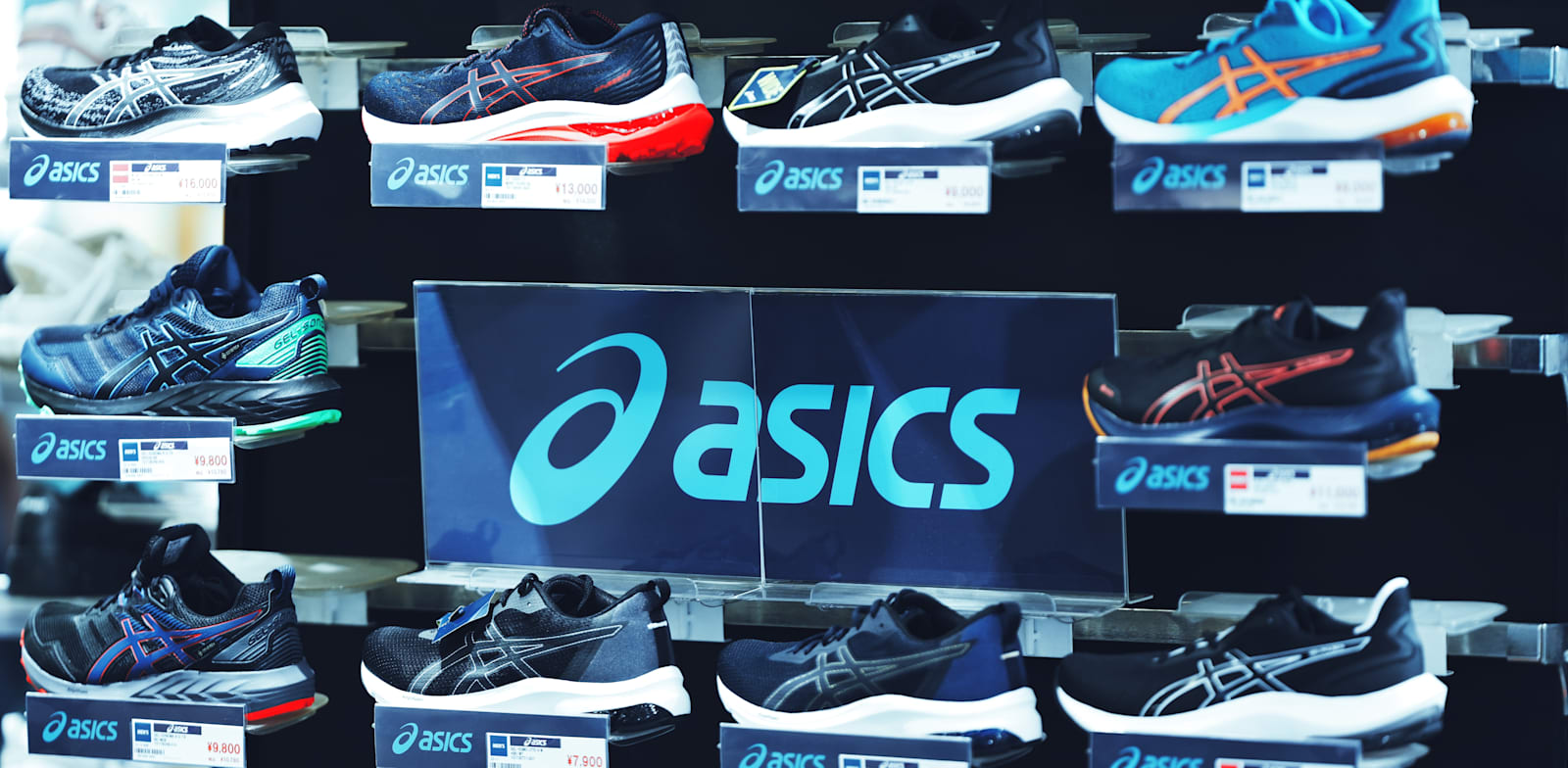 מותג הסניקרס היפני Asics / צילום: Shutterstock