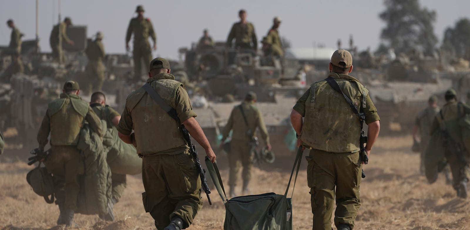 תרומה לא מוכרת: חיילים קונים ציוד, המדינה מערימה קשיים ומסים / צילום: Associated Press, Tsafrir Abayov