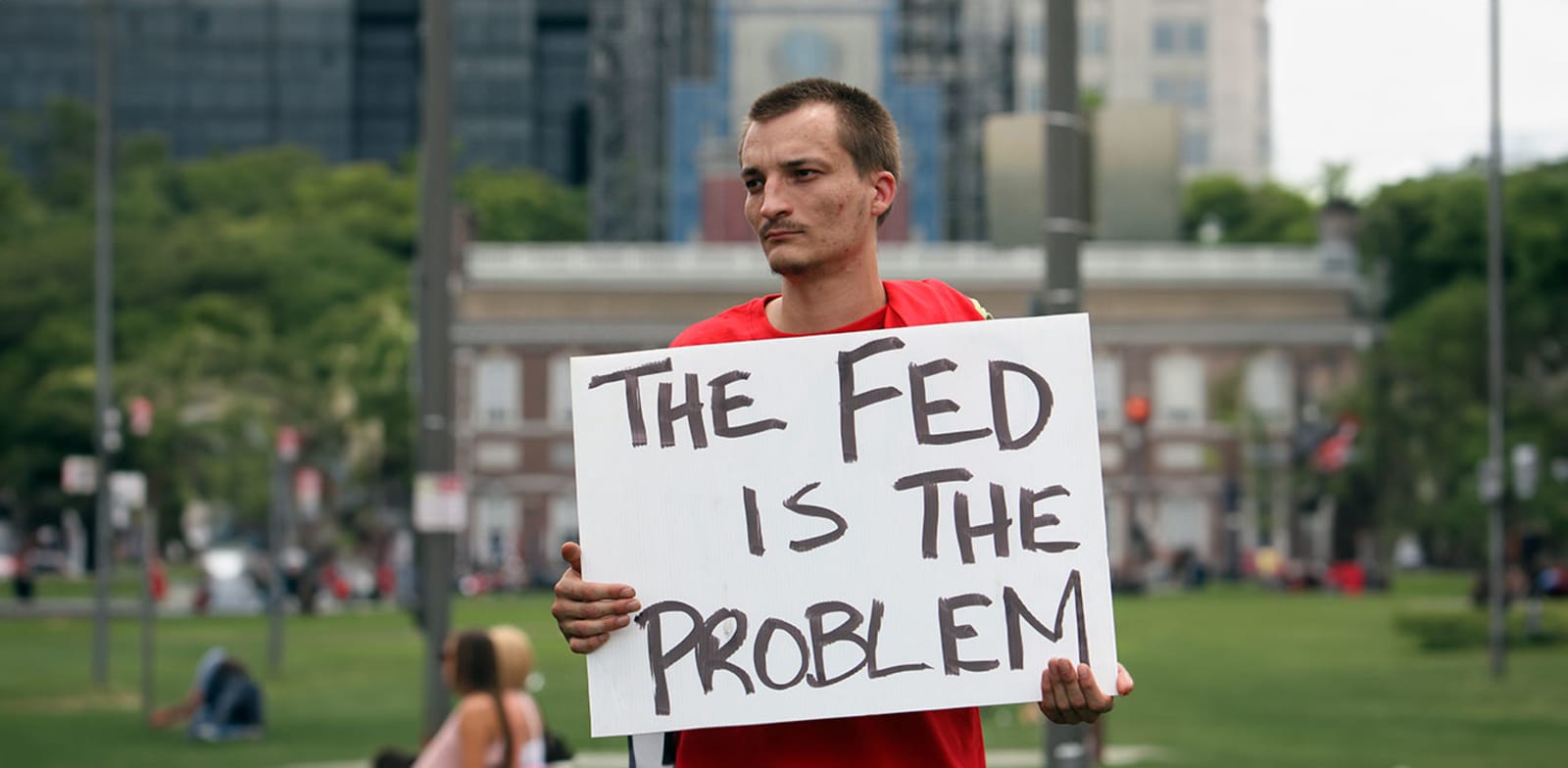 הקריאות ''לבטל את הפד'' הן סיסמת טוויטר קלילה, שהיא גם סכנת חיים / צילום: ap, Joseph Kaczmarek