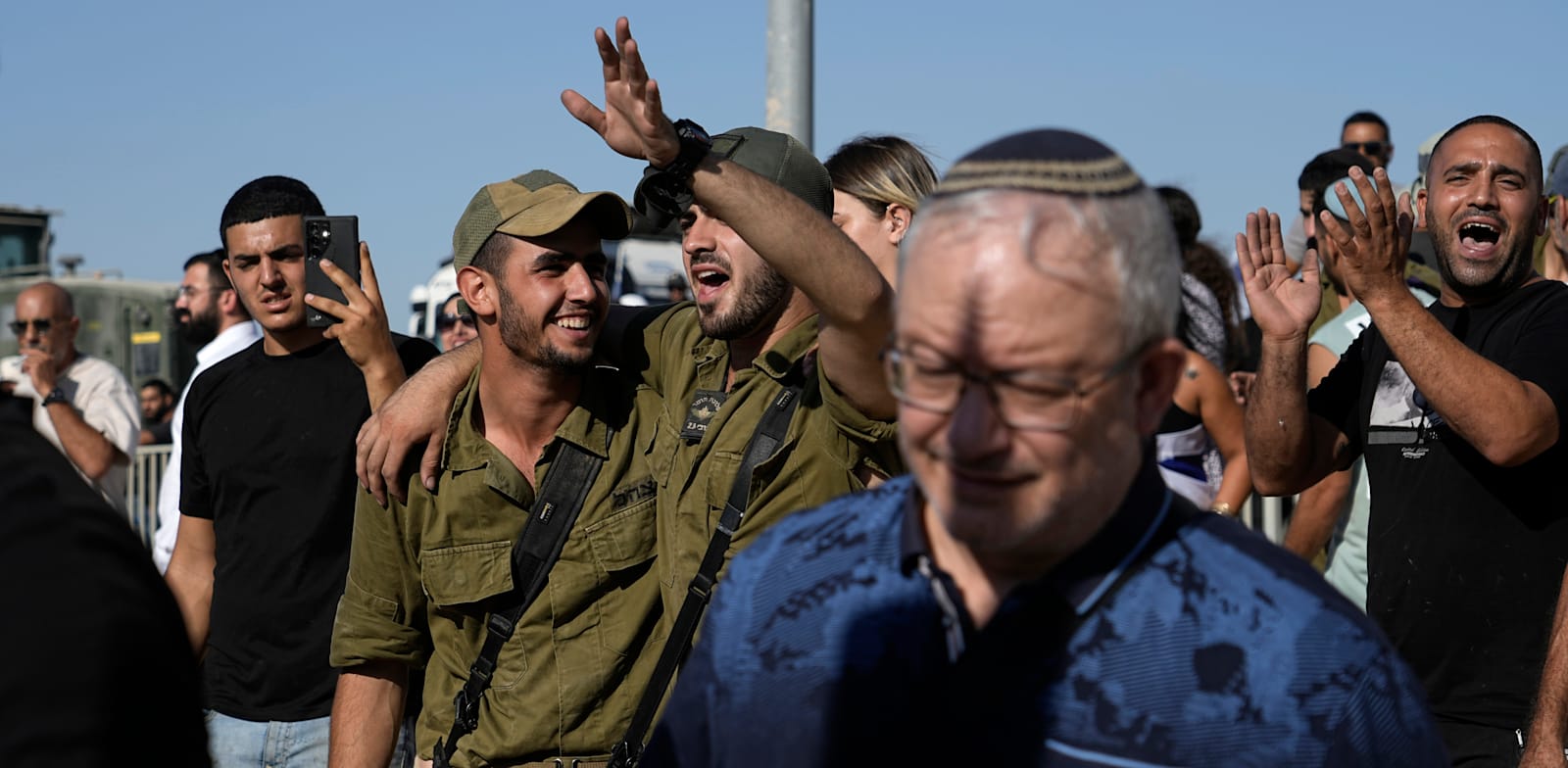 מפגינים בשער בסיס שדה תימן, היום / צילום: ap, Tsafrir Abayov