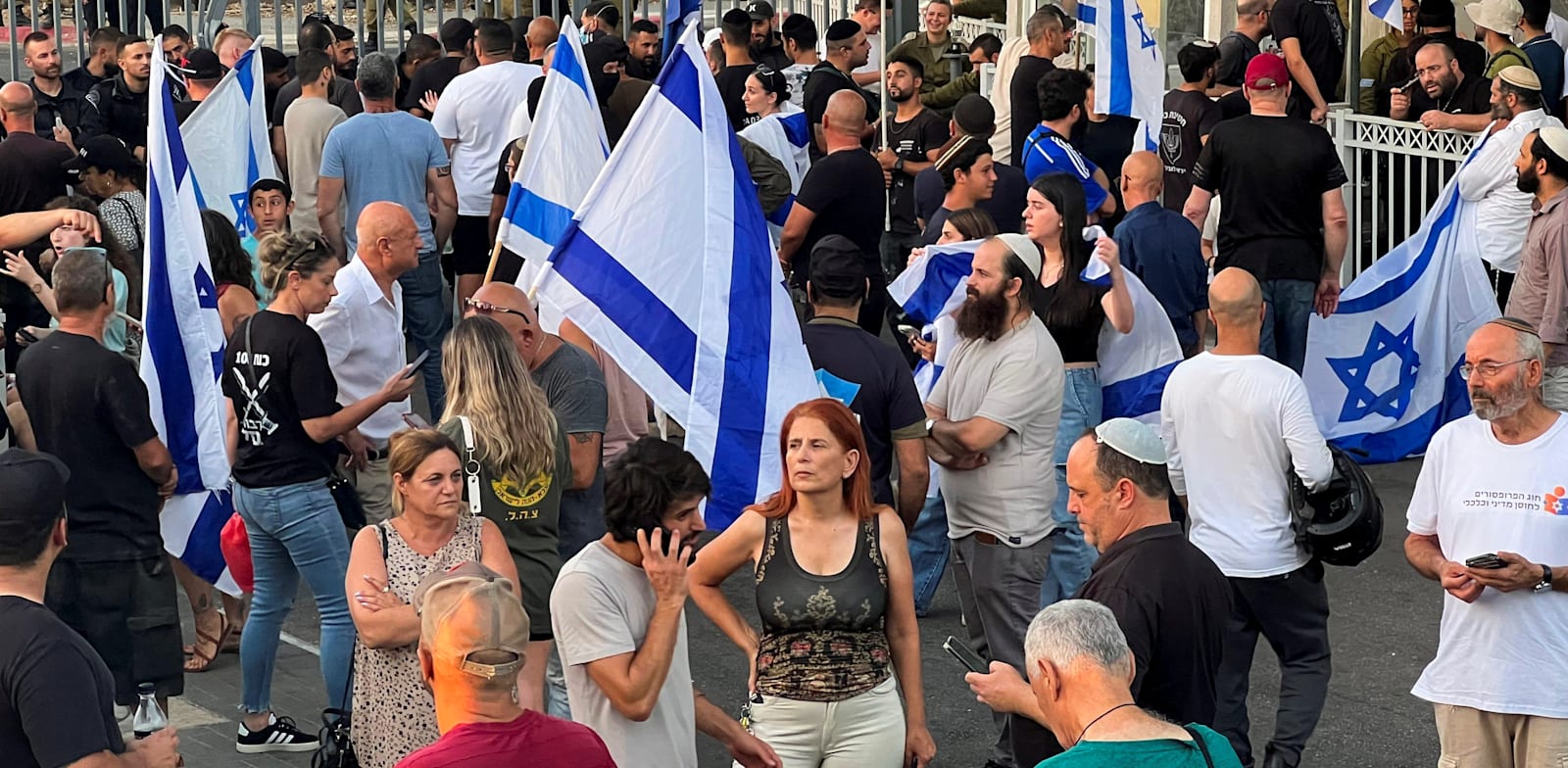 מפגינים בכניסה לבסיס בית ליד, הערב / צילום: Reuters, Rami Amichay