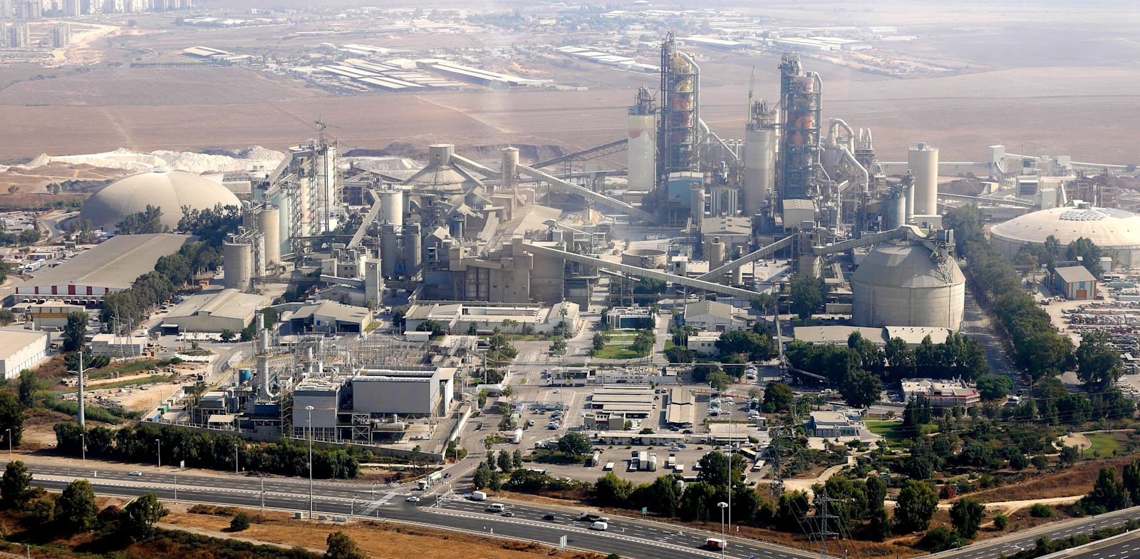 "מפעל המלט נשר. ''אין קשר בין רמות האבק לפעילות המפעל'' / צילום: תמר מצפי"