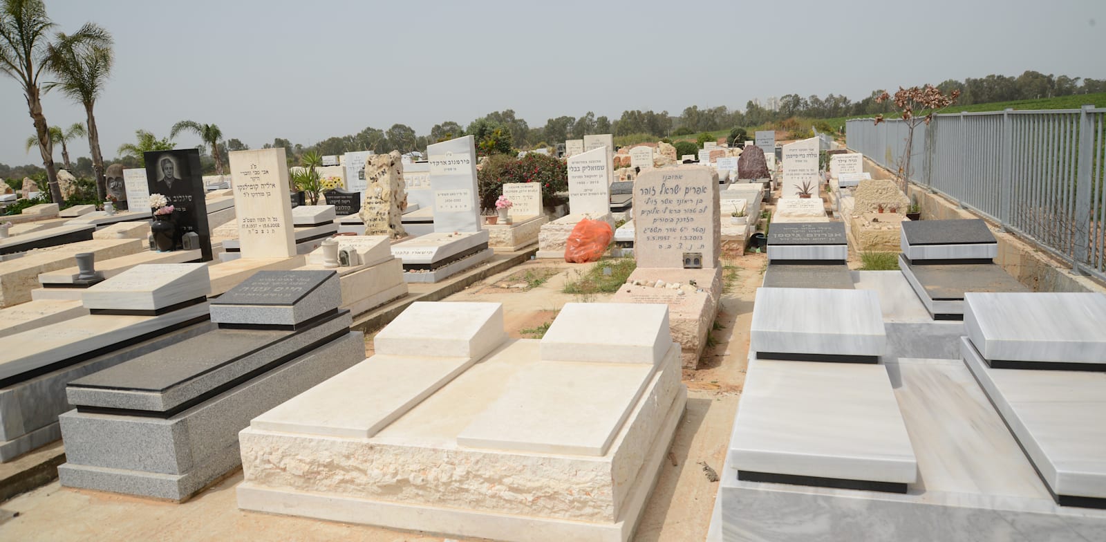 "בית קברות / צילום: איל יצהר"