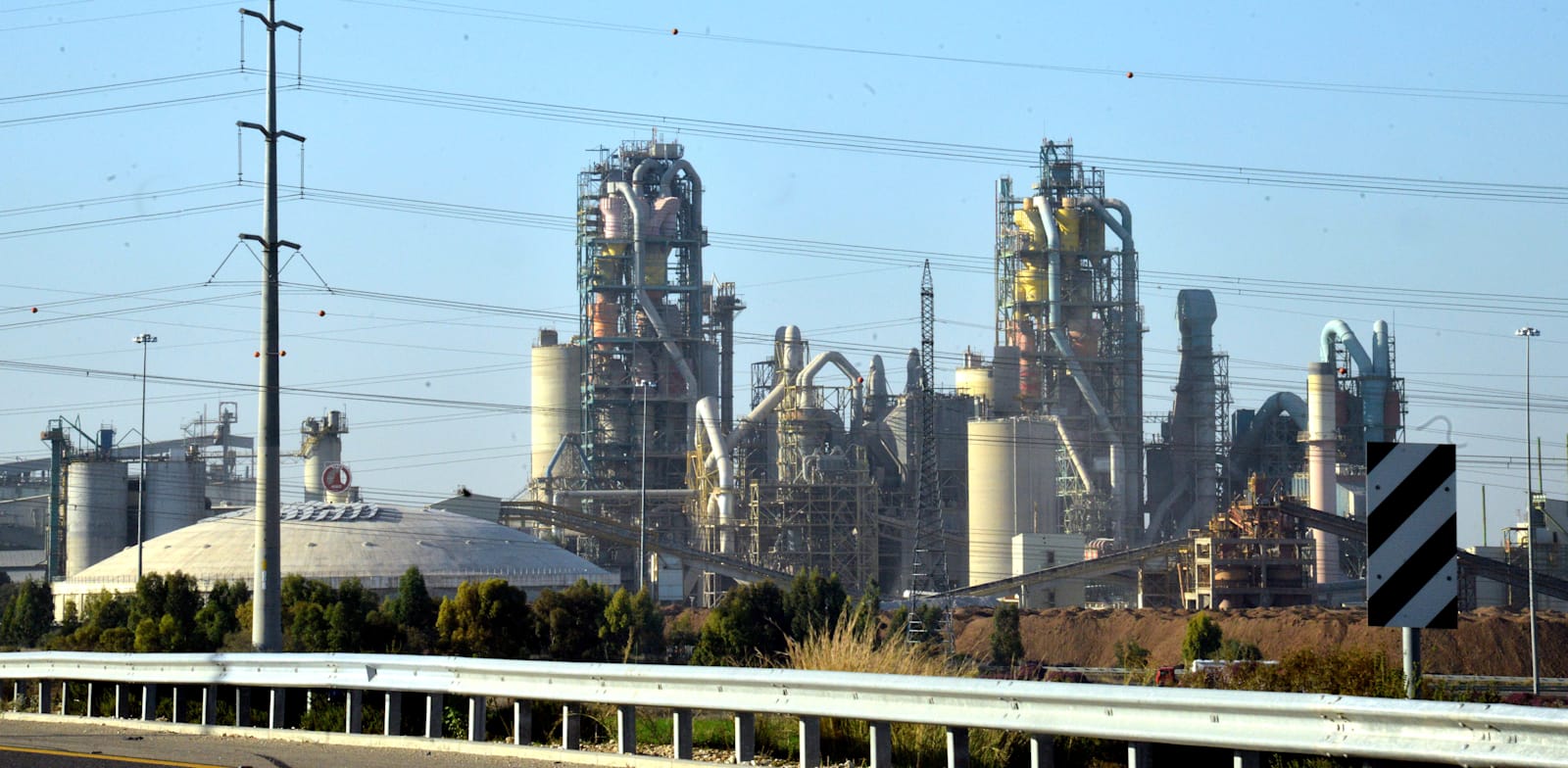 "מפעל המלט נשר ברמלה / צילום: תמר מצפי"